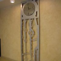 Оригинальные часы в Бизнес Центре по дизайн проекту Супрэма